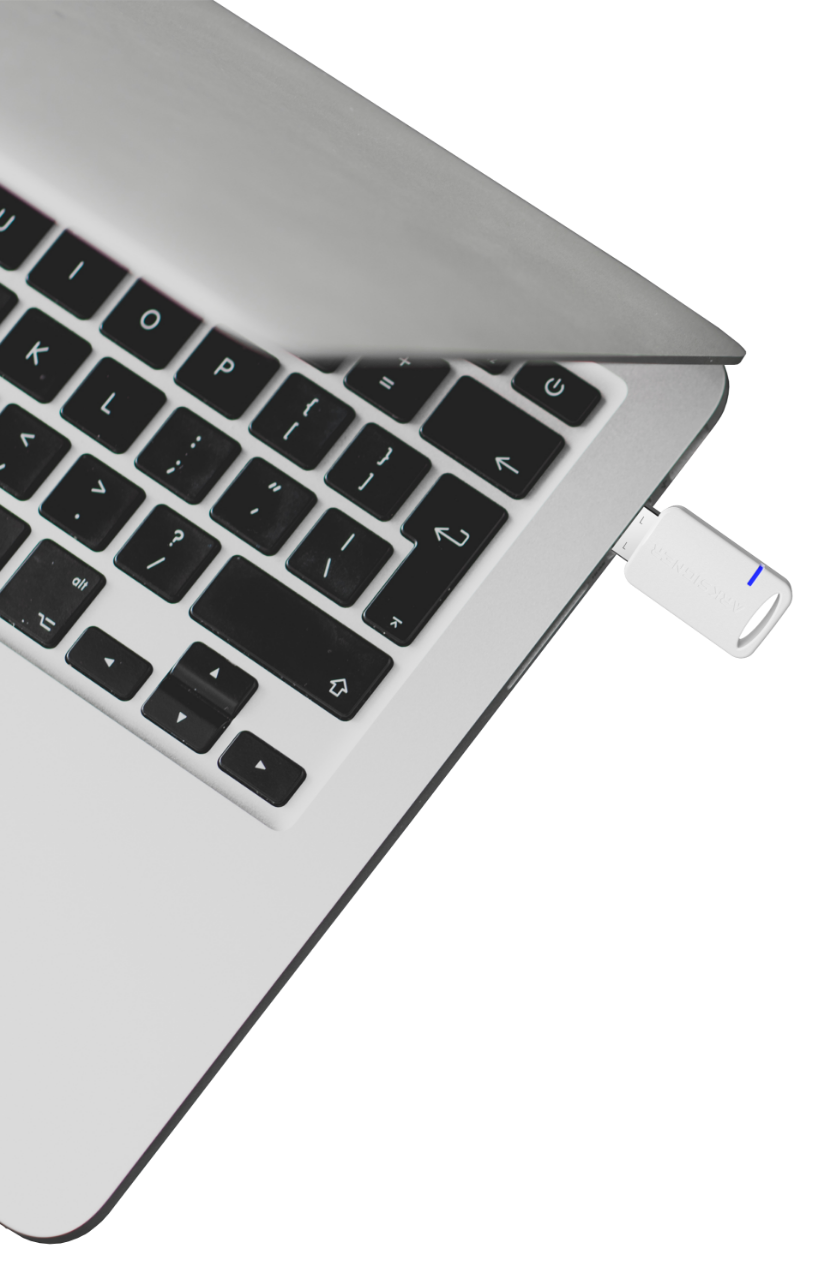 Dizüstü bilgisayara bağlı ArkSigner USB kart okuyucu
